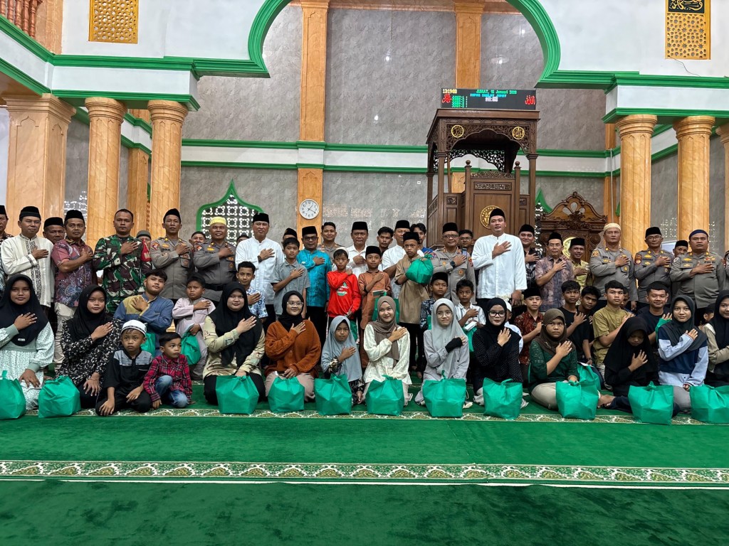 Pererat Silaturahmi Pasca Bencana, Kapolda Sumbar Pimpin Gerakan Subuh Berjamaah dan Bakti Sosial di&nbsp;Lumpo