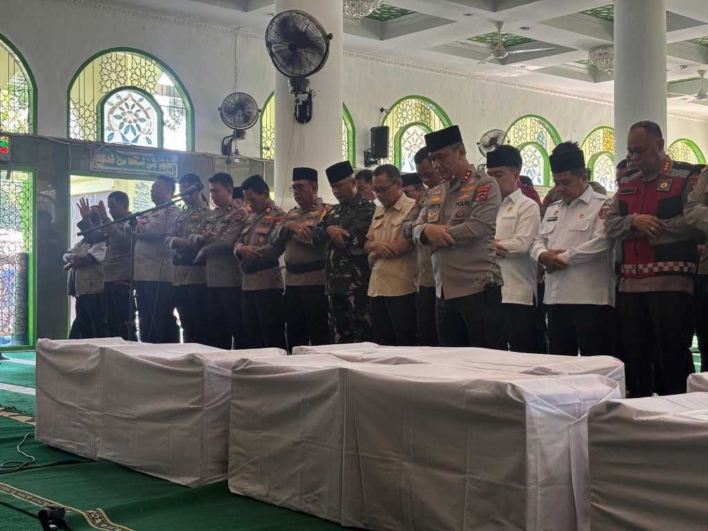 Kapolda Sumbar Pimpin Shalat Jenazah dan Pemakaman Korban Bencana Alam di&nbsp;Agam