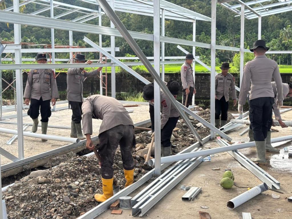Sat Brimob Polda Sumbar Lanjutkan Pembangunan Hunian Sementara bagi Korban Banjir di Padang&nbsp;Pariaman