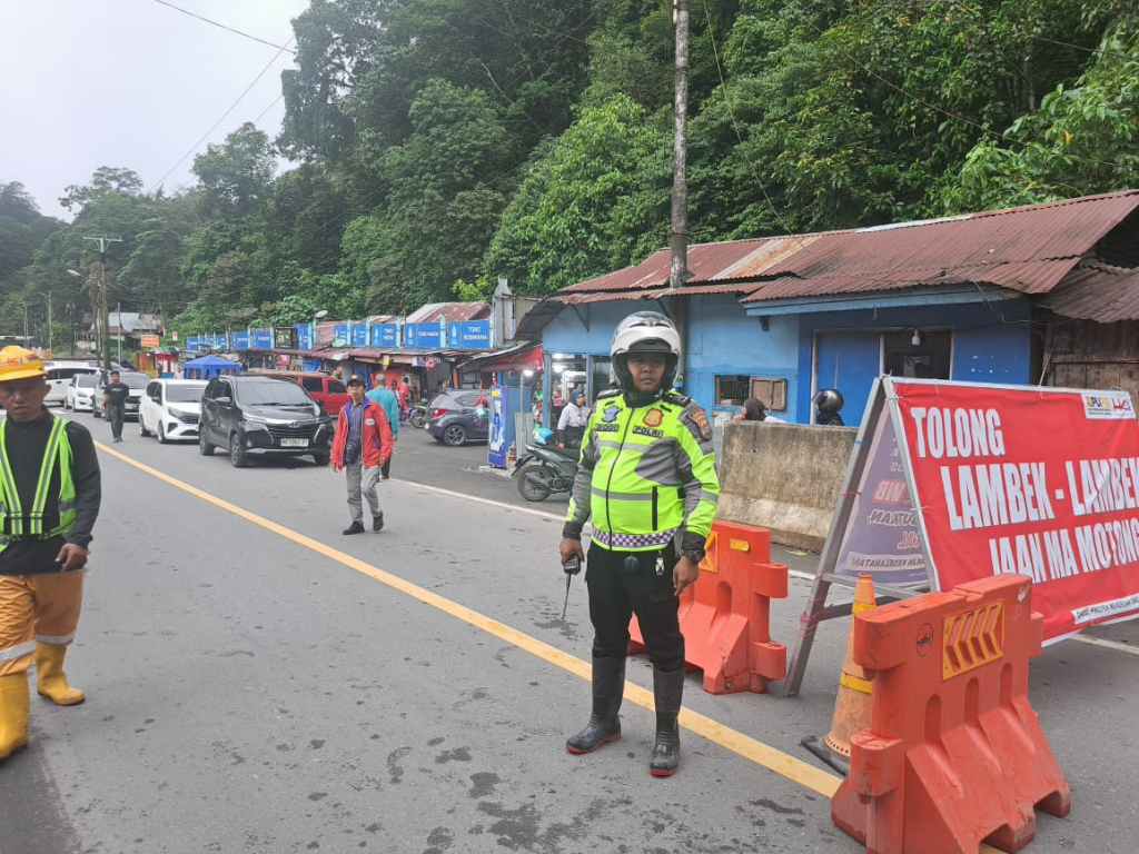 Personel Sat Lantas Polres Padang Panjang Laksanakan Pemantauan Arus Lalu Lintas di Lembah&nbsp;Anai