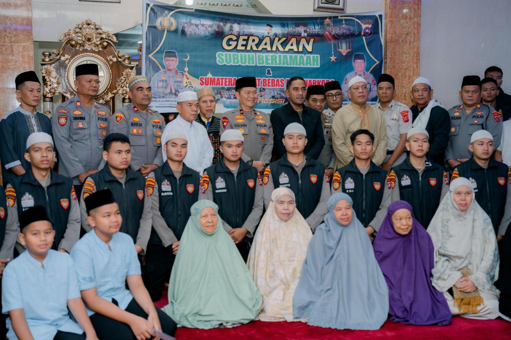 Pimpin Gerakan Subuh Berjamaah di Masjid Al Nurush Sabhirin, Wakapolda Sumbar : Jadilah Polisi Disukai&nbsp;Masyarakat