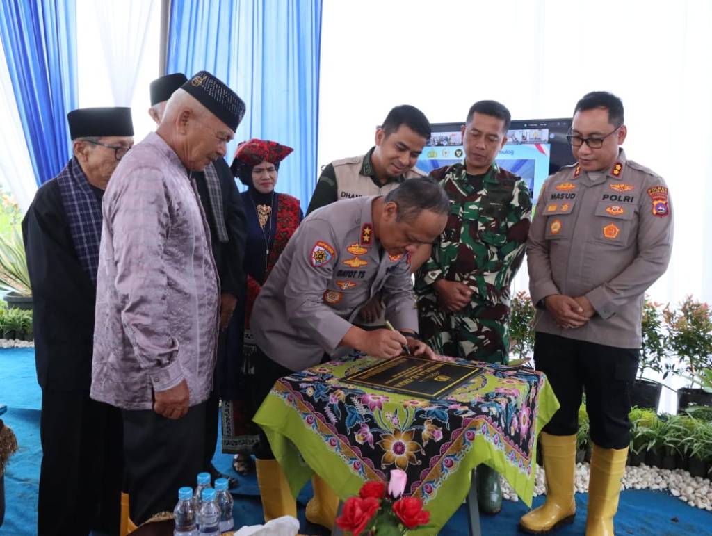 Kapolda Sumbar Tanda Tangani Prasasti Mushala Al Zikra Usai Panen Raya Jagung di Kota&nbsp;Solok