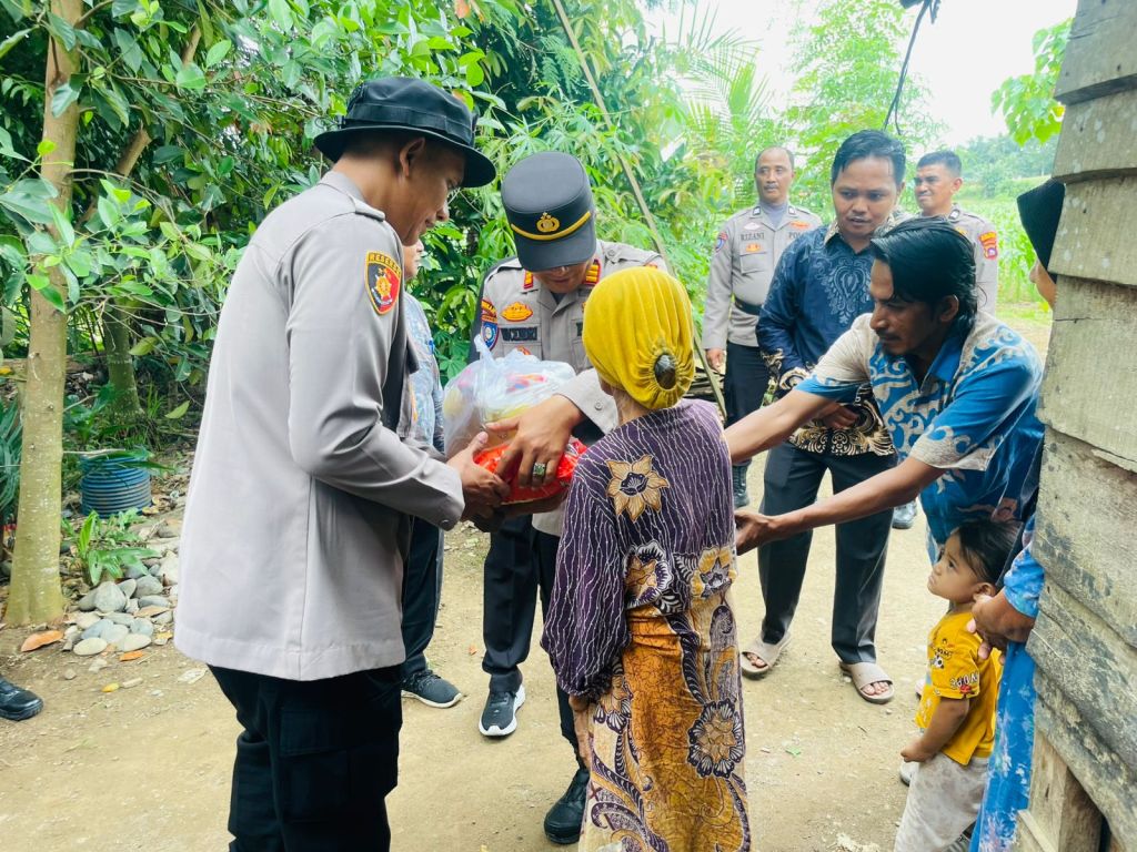 Peduli Sesama, Kapolres Dharmasaraya Berikan Bantuan Sembako kepada Lansia di Jorong&nbsp;Sidondang