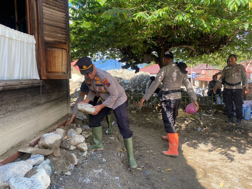 Tak Ada Hari Libur, Personel Polres Agam Kebut Percepatan Penanganan Bencana di&nbsp;Maninjau