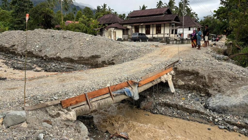 Bantuan Kapolri, Brimob Polda Sumbar Bangun Jembatan Bailey Presisi di Agam untuk Pulihkan Ekonomi&nbsp;Warga