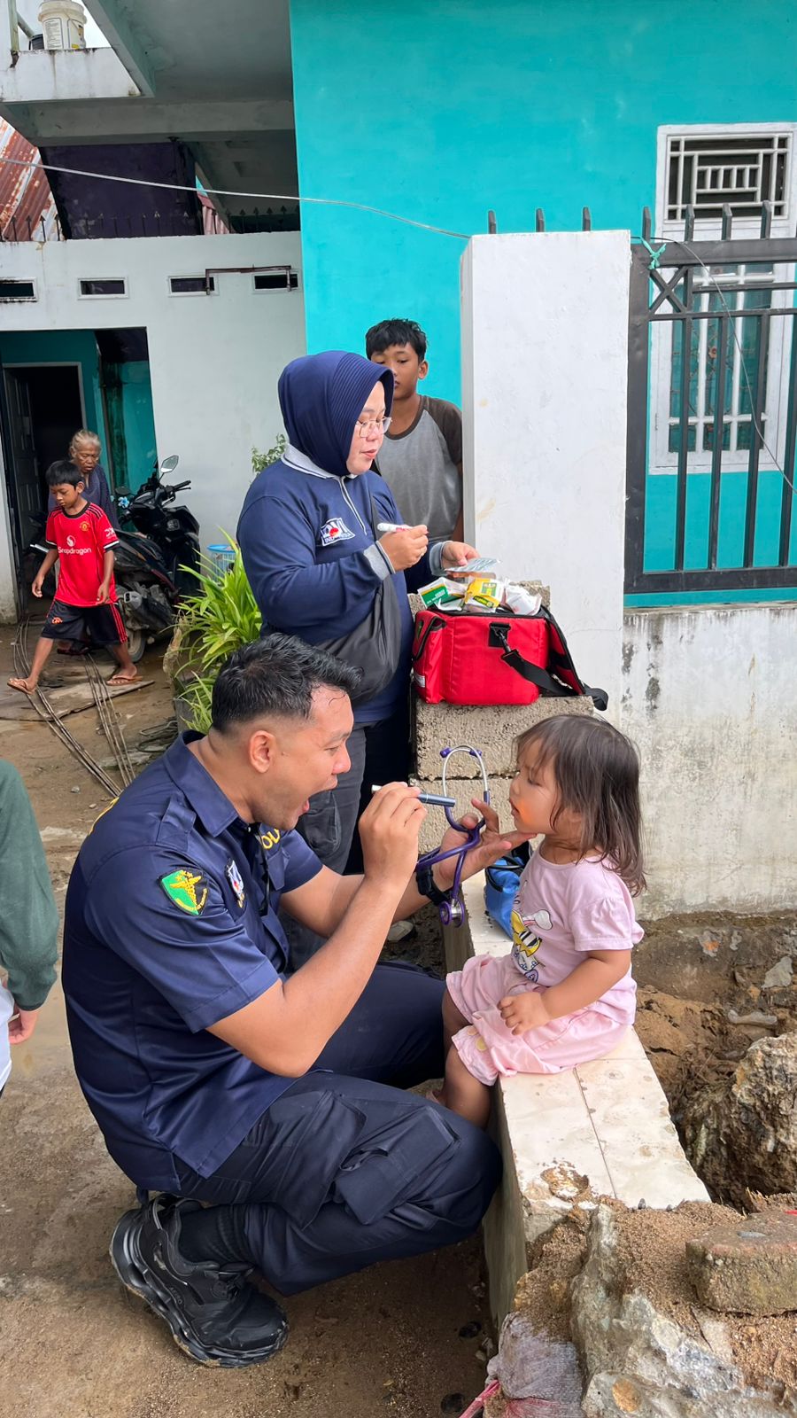 Ringankan Beban Warga, Biddokkes Polda Sumbar Salurkan Pengobatan Gratis untuk 112 Korban Banjir di&nbsp;Padang