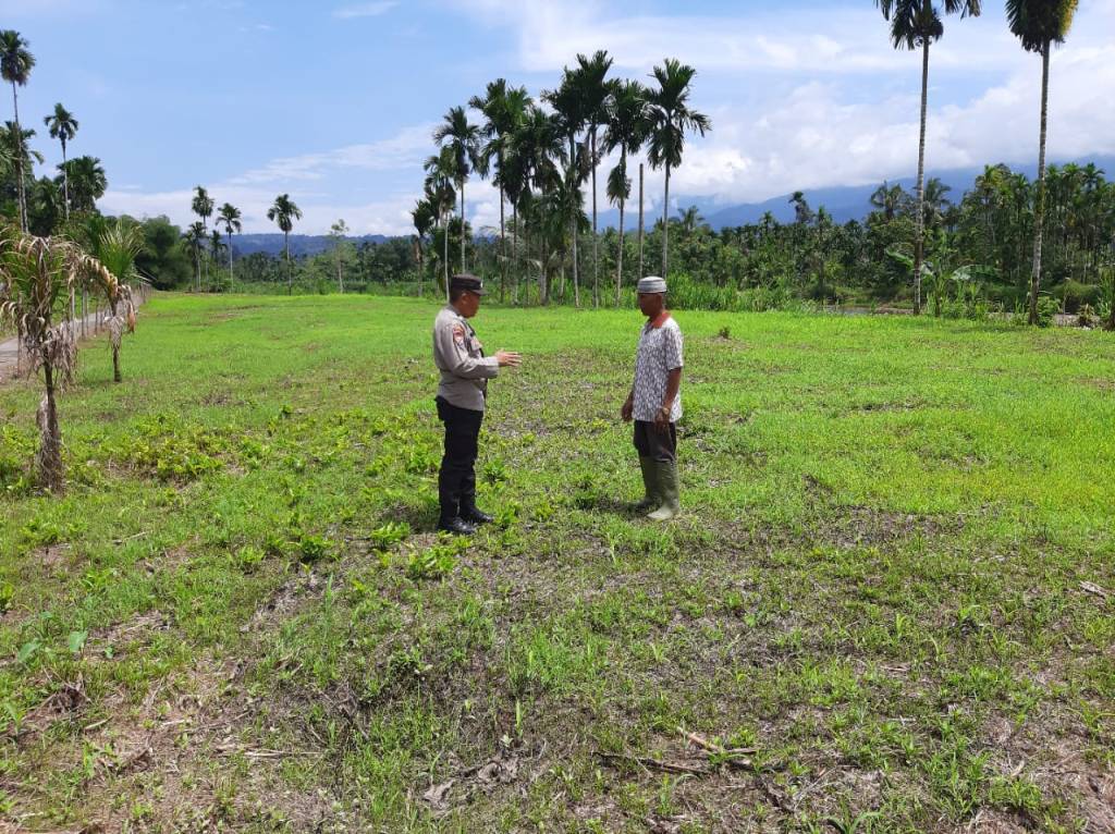 Dukung Asta Cita Presiden, Bhabinkamtibmas Polsek Bonjol Ajak Warga Manfaatkan Lahan Kosong untuk Ketahanan&nbsp;Pangan