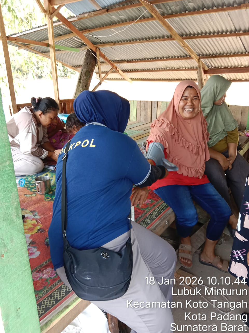 Biddokkes Polda Sumbar Berikan Layanan Kesehatan Gratis bagi 103 Korban Banjir di Padang