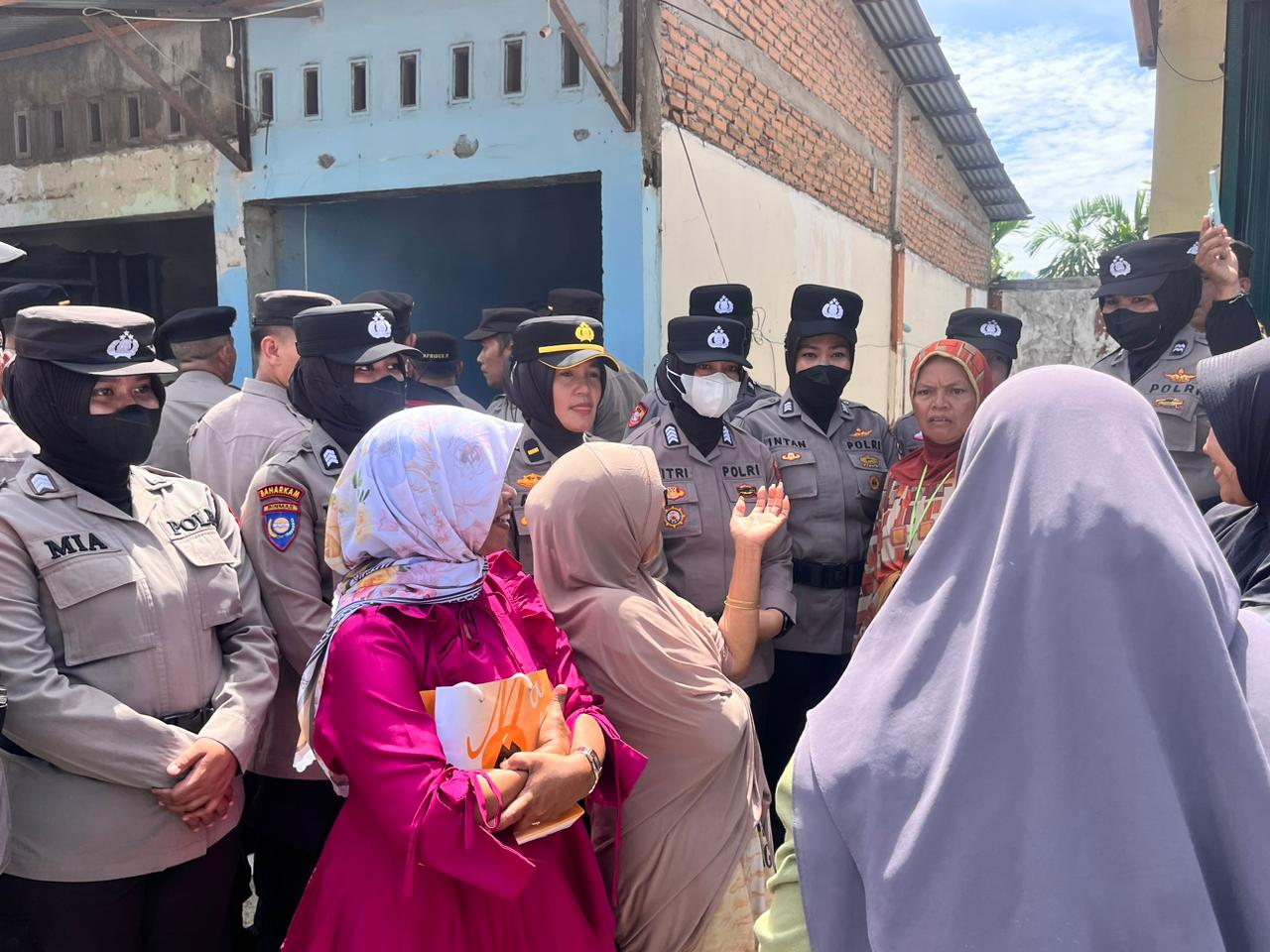 Polwan Polresta Padang Kawal Eksekusi Lahan Bandar Buat, Situasi Kondusif Tanpa Gesekan