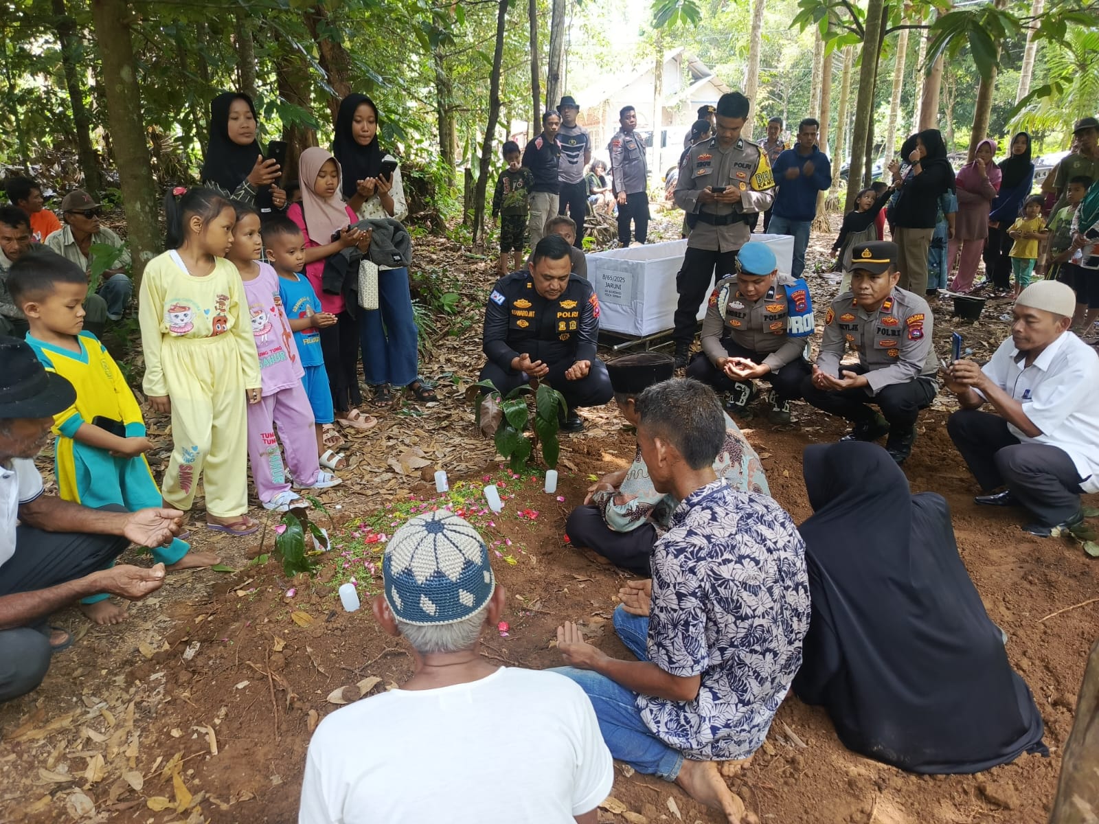 Wujud Empati Polri, Polsek Sungai Geringging dan Tim DVI Polda Sumbar Dampingi Pemulangan serta Pemakaman Jenazah Korban Galodo Padang Panjang
