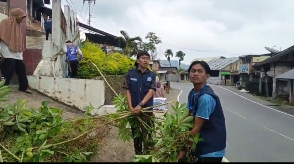 Bhabinkamtibmas Nagari Pangkalan Laksanakan Gotong royong Bersama&nbsp;Masyarakat