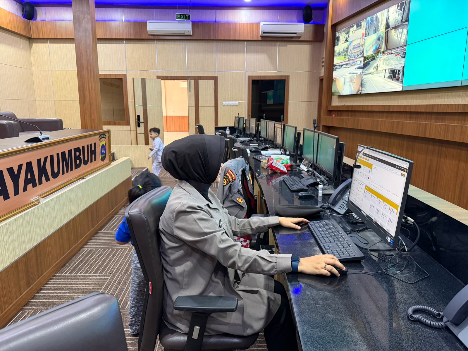 Gantikan Polisi Laki-Laki, Polwan Polres Payakumbuh Amankan Masjid Saat Sholat Jumat dan Jaga Markas Komando