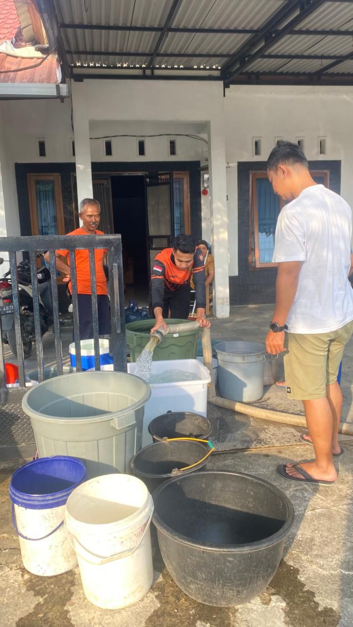 AWC Polda Sumbar Turun ke Kuranji, Warga Terdampak Banjir Dapat Pasokan Air&nbsp;Bersih