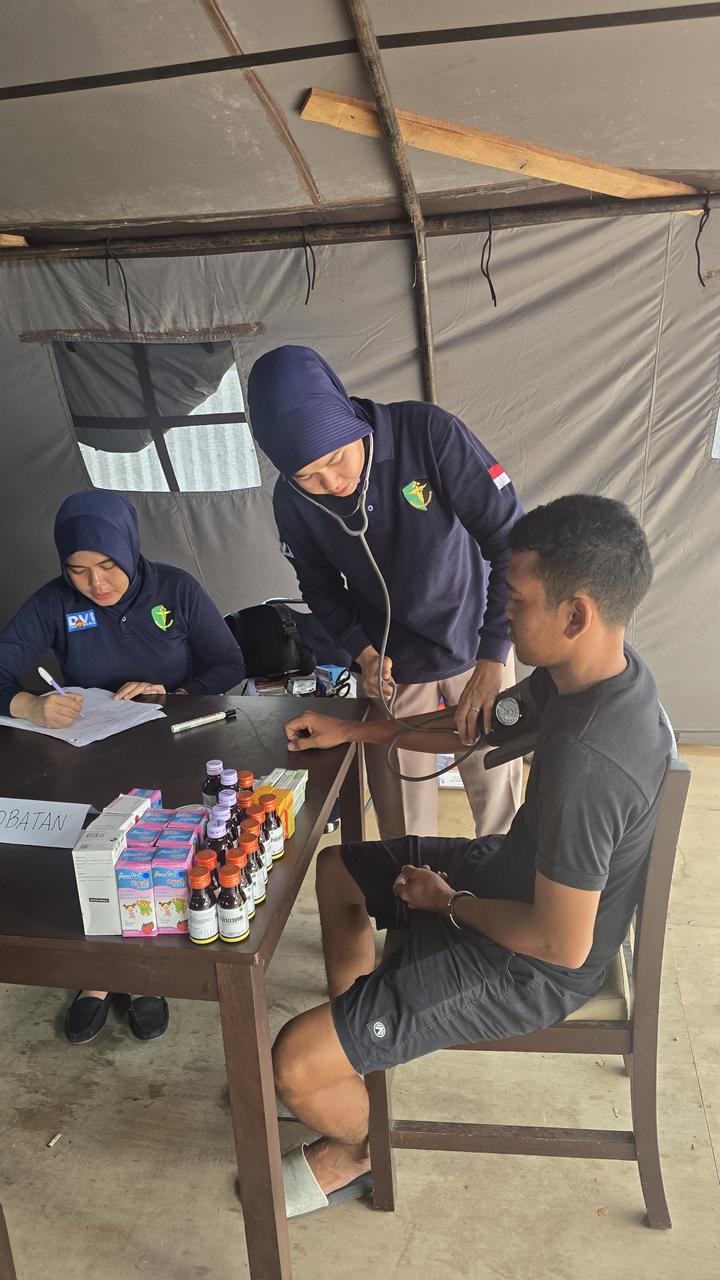 Bantu Korban Banjir, Biddokkes Polda Sumbar Terus Gelar Bakti Kesehatan di Lima Titik&nbsp;Pengungsian