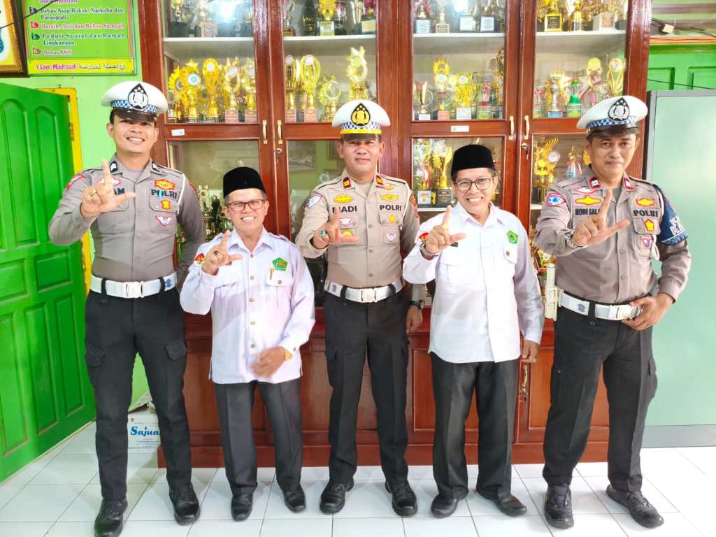 Jadi Pembina Upacara di MTsN 1, Kasat Lantas : Upaya Penanaman Disiplin Sejak&nbsp;Dini