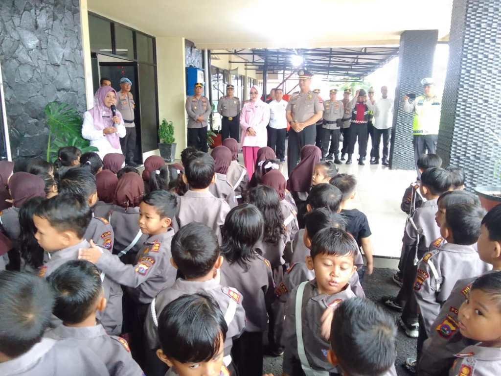Tanamkan Kecintaan pada Polri, Kapolres Pasaman Sambut Hangat Kunjungan Anak-Anak TK Kemala&nbsp;Bhayangkari