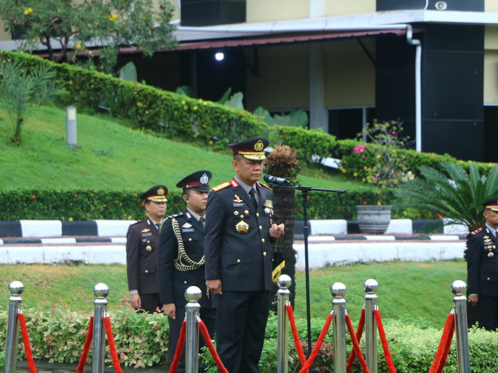 Pimpin Upacara Penganugerahan, Kapolda Sumbar: Tanda Kehormatan Wujud Pengabdian&nbsp;Personel