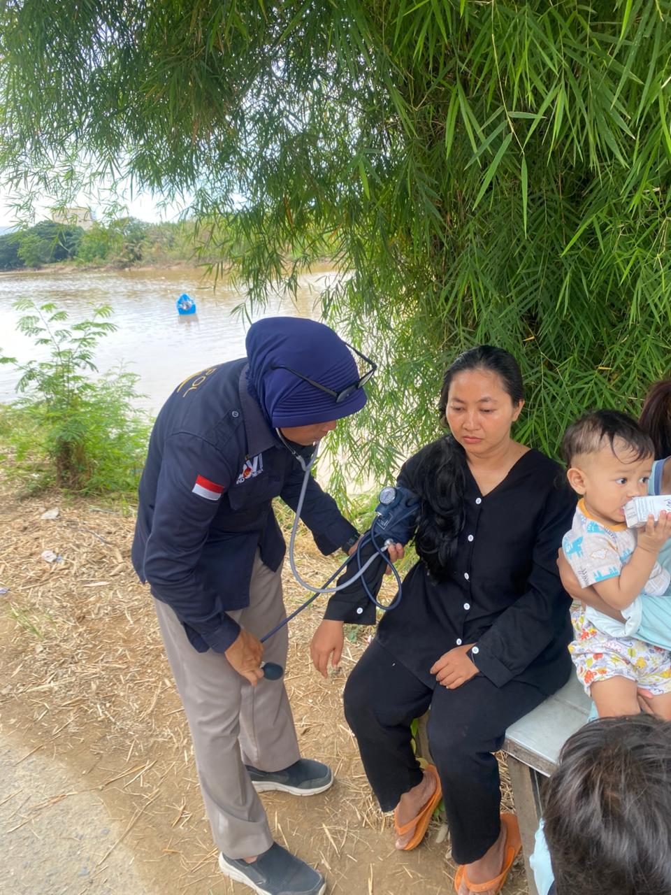 Gerak Cepat Pascabanjir, Biddokkes Polda Sumbar Terus Berikan Layanan Kesehatan Gratis bagi Puluhan Warga
