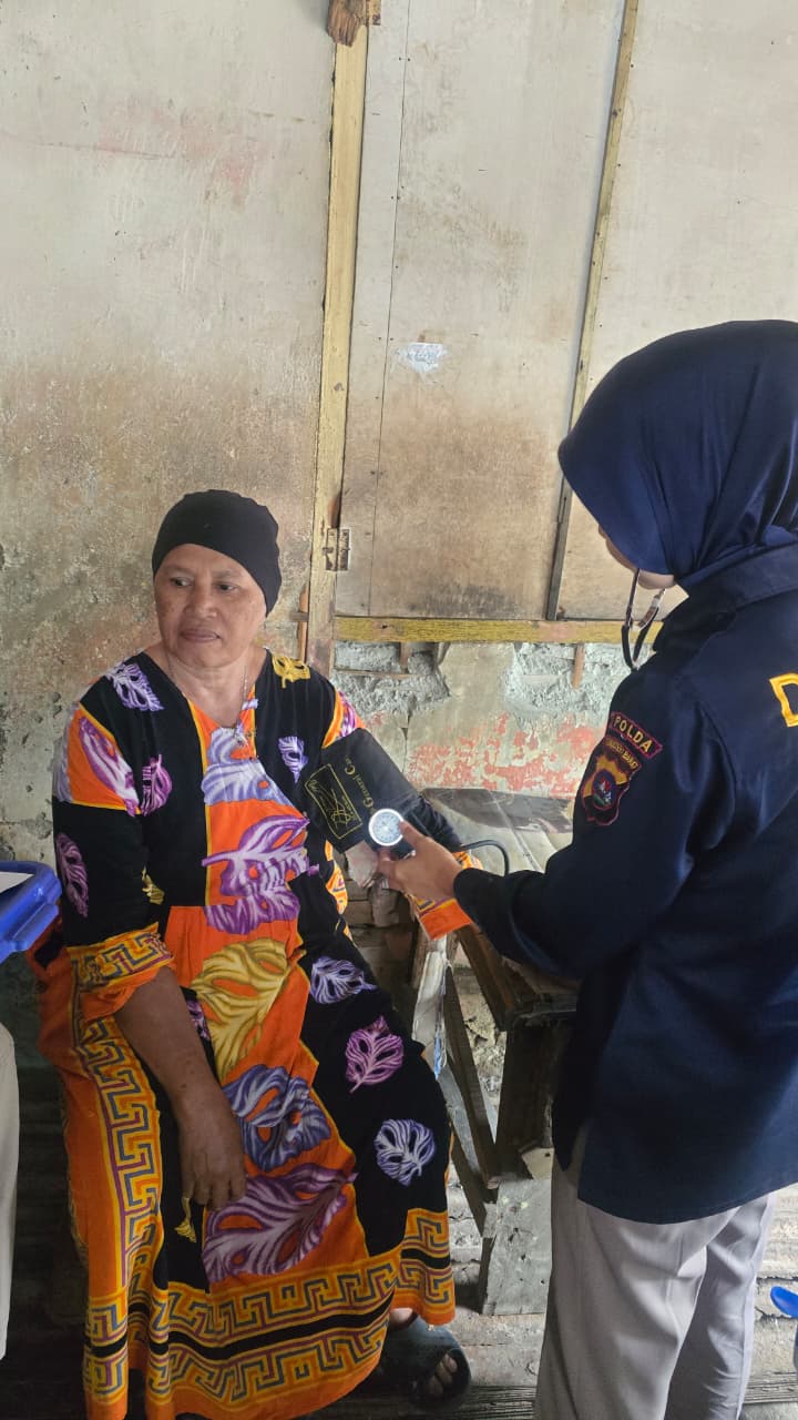 Intensifkan Baktikes, Tim Medis Polda Sumbar Sasar 61 Warga Terdampak Banjir&nbsp;Padang