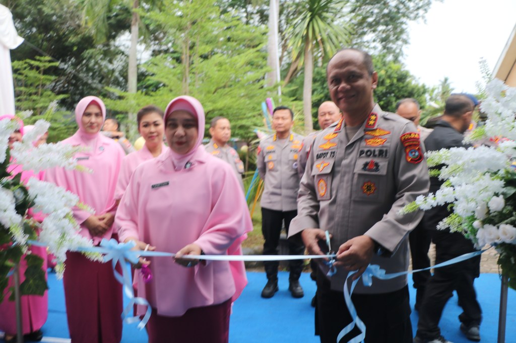 Perkuat Pemberdayaan Ekonomi, Kapolda Sumbar Resmikan Kemala Florist dan Kemala Water di Wisma&nbsp;Kemala