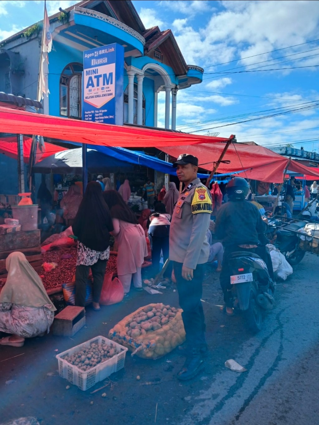 Beri Rasa Aman, Personel Polsek Pasaman Gelar Kegiatan Patroli Dialogis di Pasar Tradisional Nagari&nbsp;Kapar