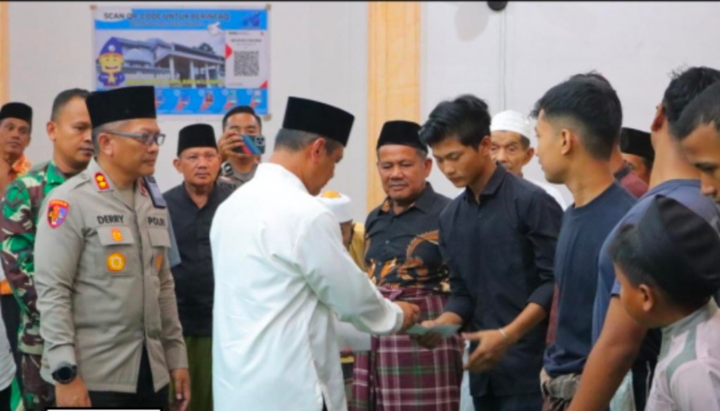 Wujud Nyata Kepedulian, Kapolda Sumbar dan Kapolres Pessel Santuni Anak Yatim di Nagari&nbsp;Lumpo