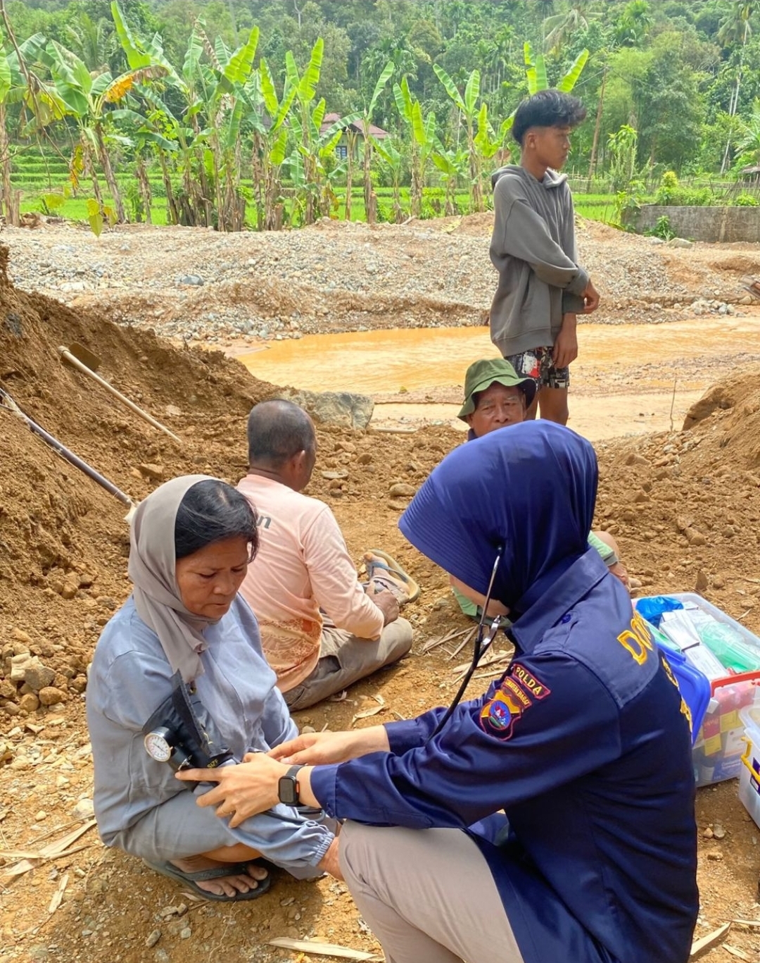 Polda Sumbar Terus Konsisten Beri Layanan Medis Gratis bagi Korban Banjir di Padang