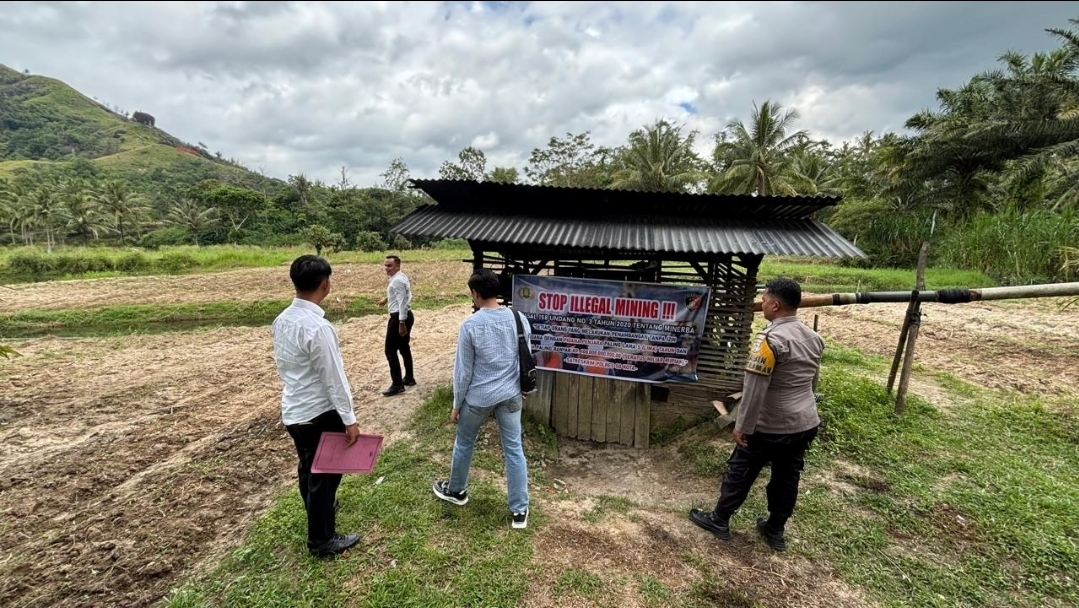 Polisi Pasang Spanduk Larangan Tambang Ilegal di 50 Kota, Tindaklanjuti Laporan Warga