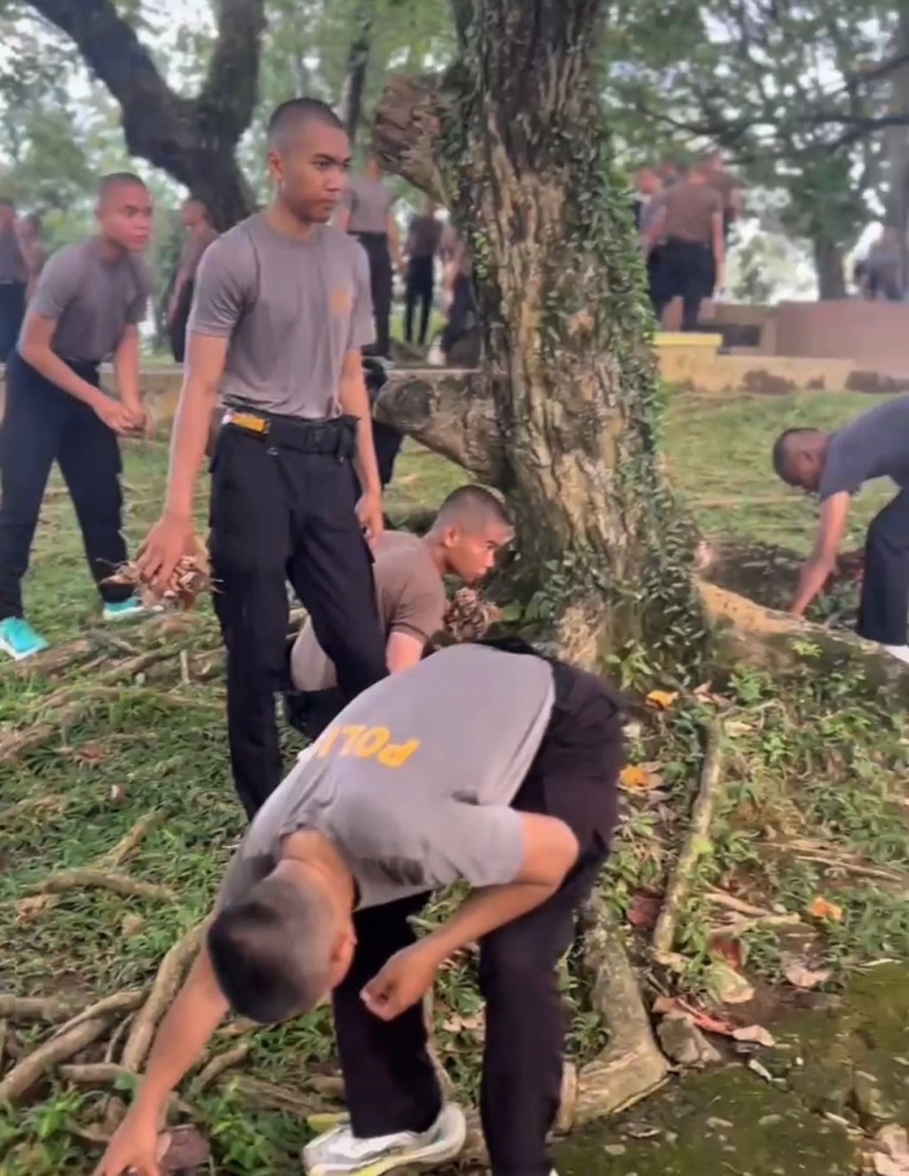 Jaga Kebersihan dan Kenyamanan Wisata, Ditsamapta Polda Sumbar Bersama Komunitas Lari Bersihkan Gunung&nbsp;Padang