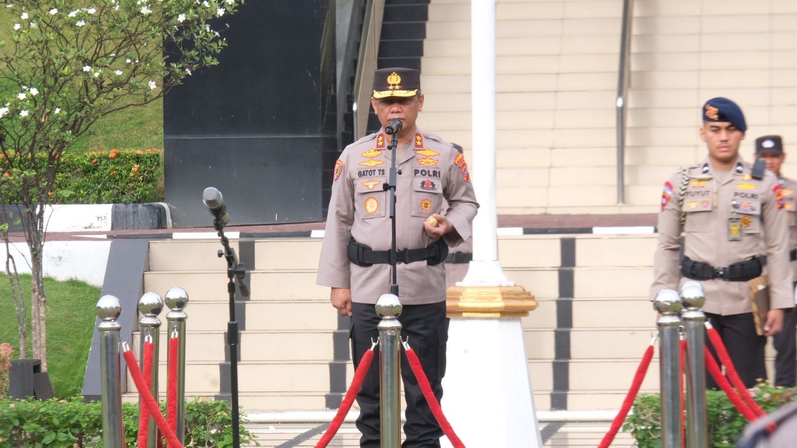 Pimpin Upacara Bendera Bulanan, Kapolda Sumbar Tekankan Pengabdian dan Antisipasi Gangguan Kamtibmas Jelang Ramadhan