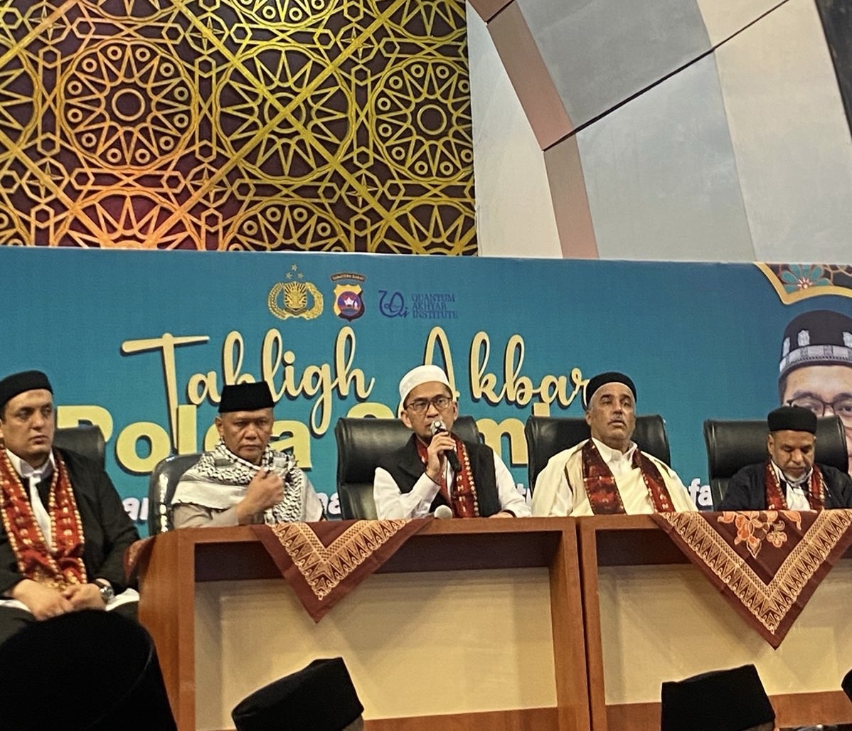 Ustadz Adi Hidayat Isi Tabligh Akbar Polda Sumbar, 1.000 Anak Yatim dan Ribuan Jemaah Padati Masjid Raya Syekh Ahmad Khatib Al Minangkabawi