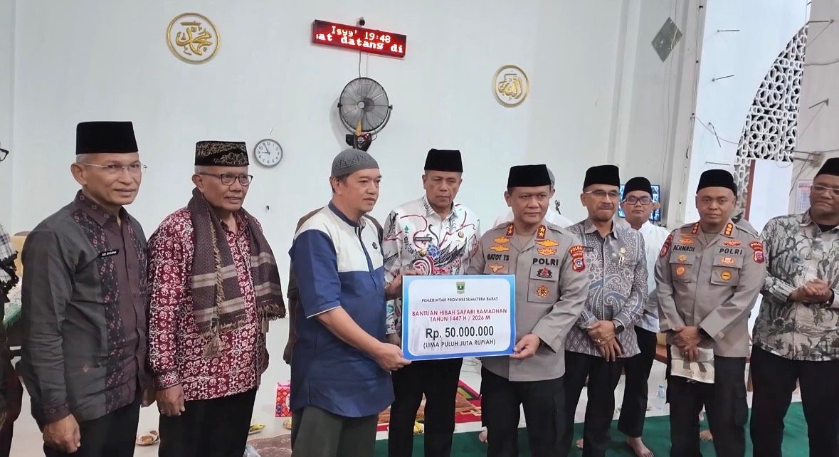 Kapolda Sumbar Safari Ramadan ke Payakumbuh, Serahkan Bantuan Rp50 Juta untuk Masjid Wustha
