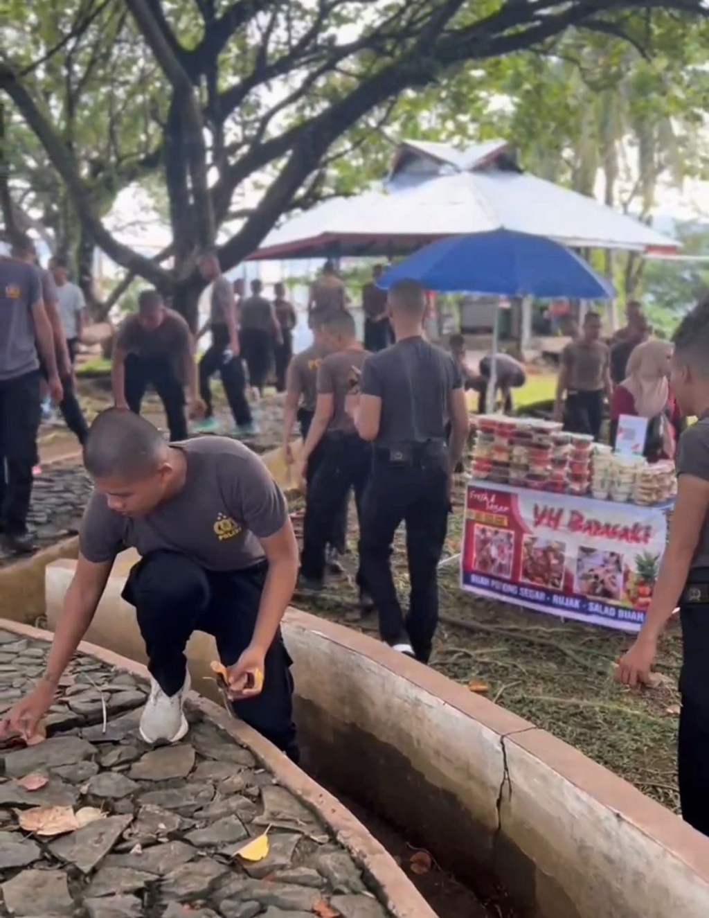 Ditsamapta Polda Sumbar Bersama Komunitas Lari Gelar Aksi Bersih Gunung&nbsp;Padang