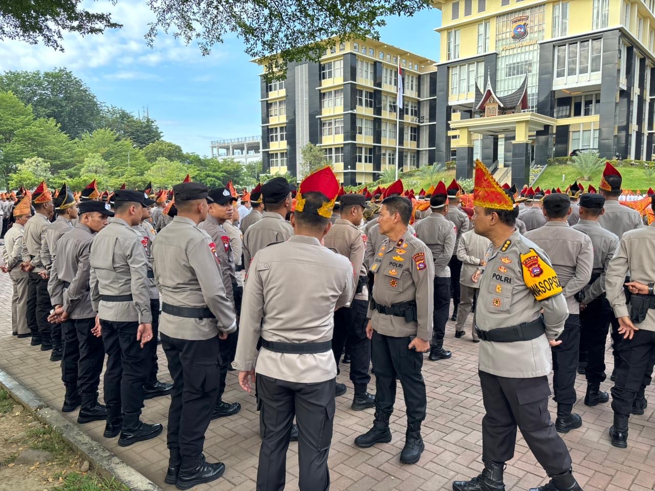 Wakapolda Sumbar Cek Kerapian Personel, Tegaskan Disiplin Wujud Profesionalisme Polri