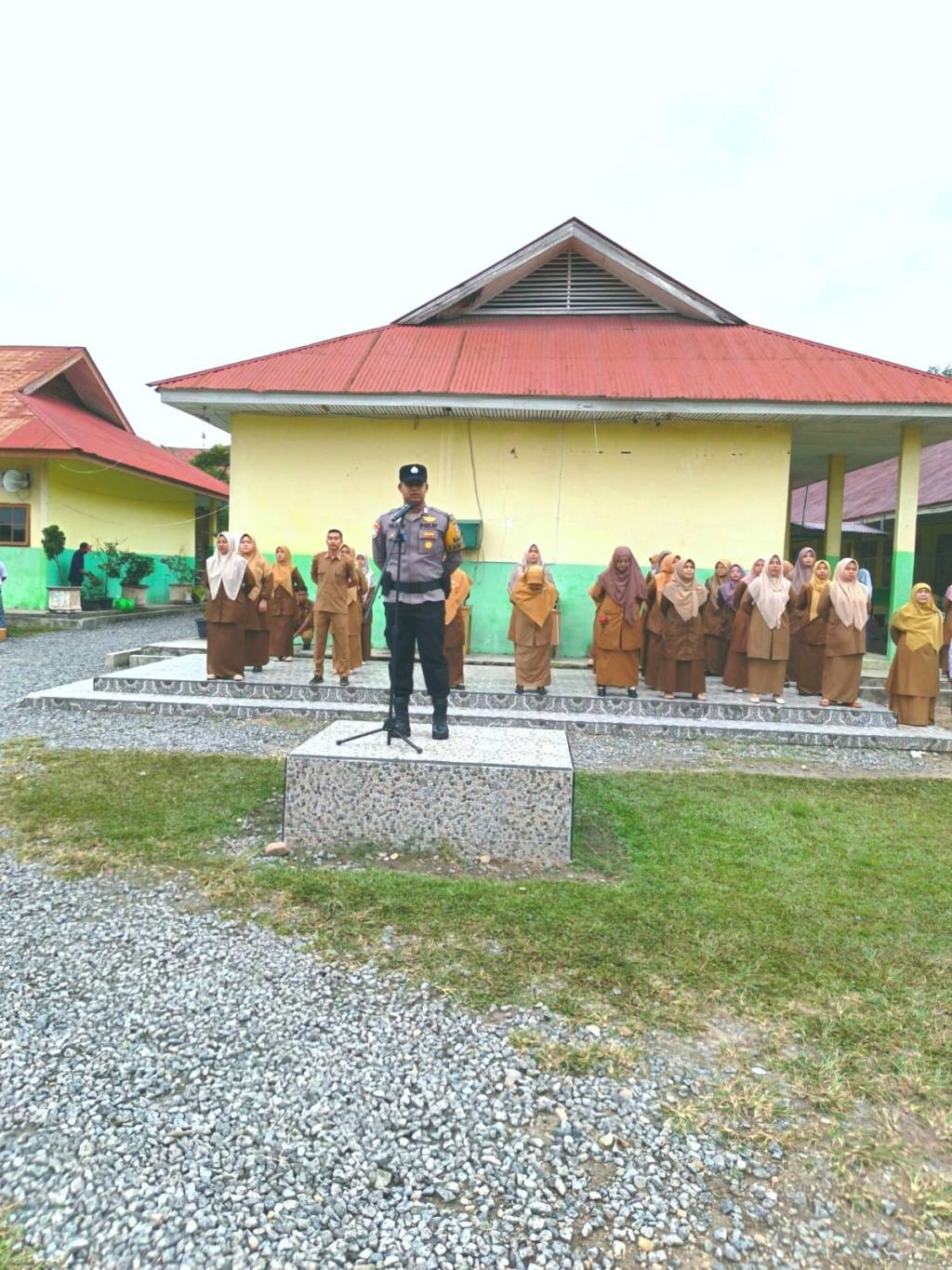 Bhabinkamtibmas Nagari Koto Tuo Jadi Pembina Upacara di SMA Negeri 1 Harau, Sampaikan Pengarahan&nbsp;Kamtibmas