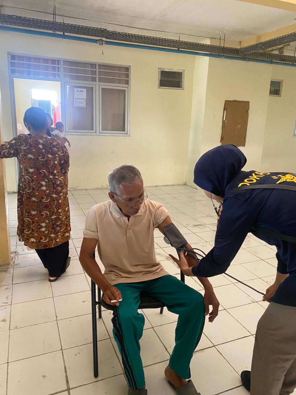 Hadirkan Senyum di Tengah Duka, Biddokkes Polda Sumbar Beri Pengobatan Gratis untuk Korban&nbsp;Banjir