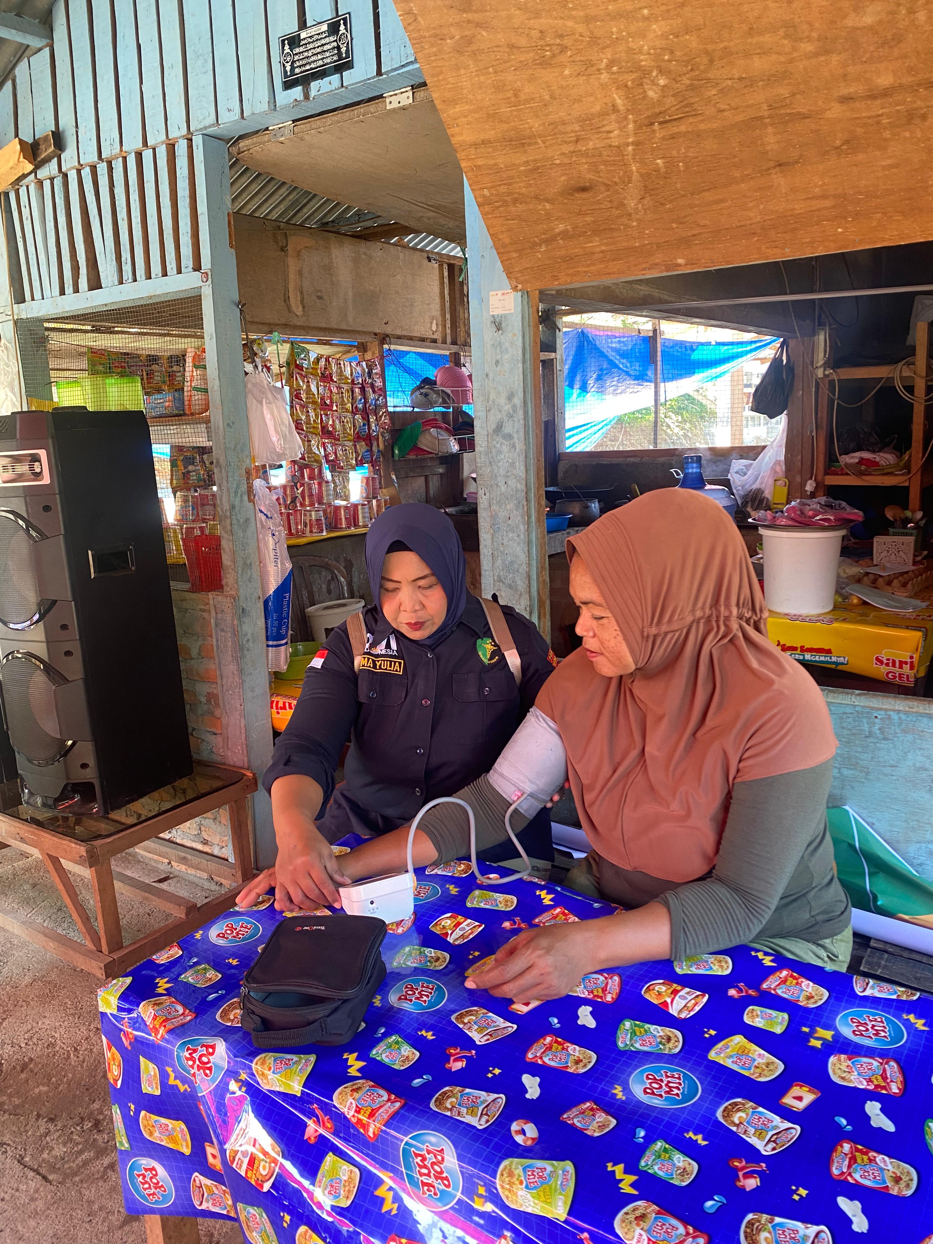 Biddokkes Polda Sumbar Terjunkan Tim Dokkes, Berikan Layanan Kesehatan Gratis bagi Korban Banjir di Tiga Titik