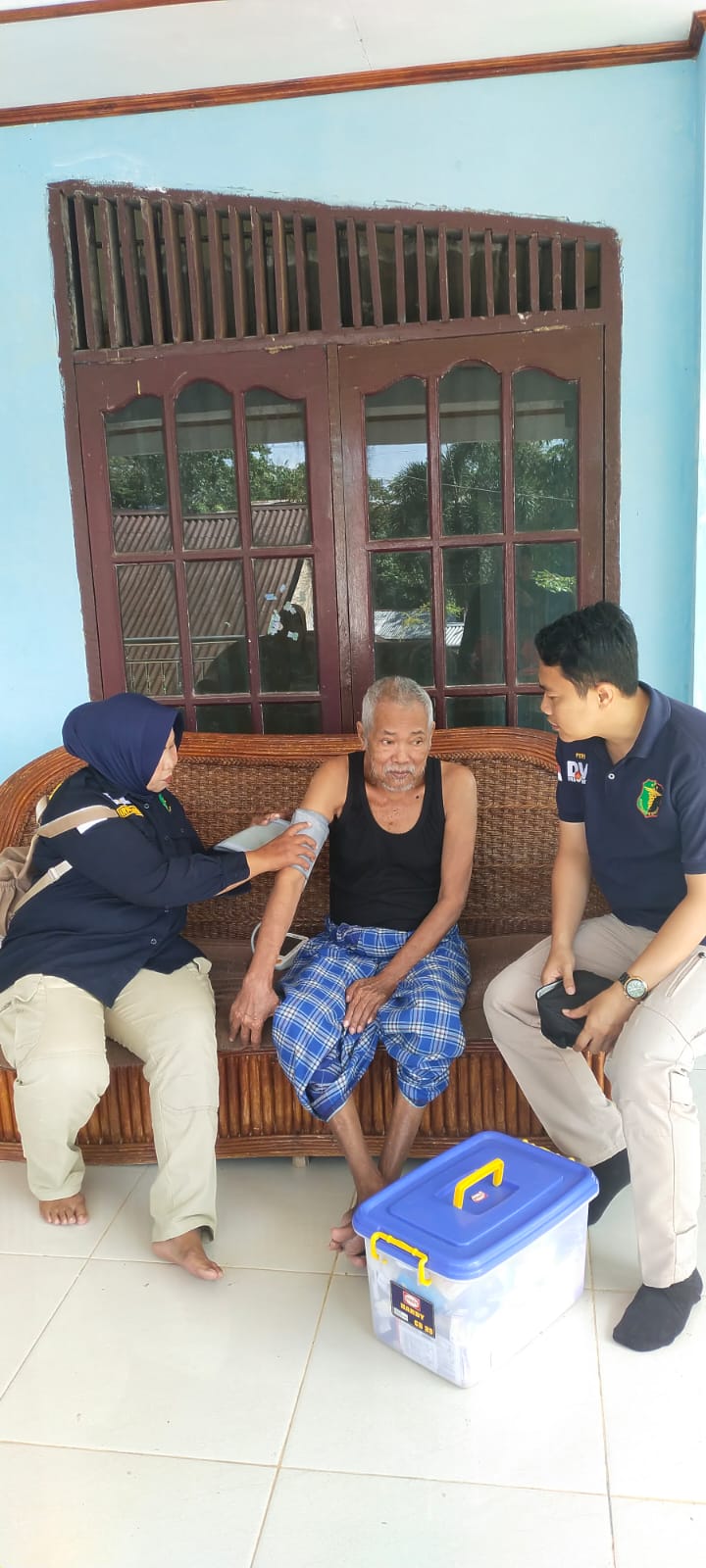 Polda Sumbar Intensif Kerahkan Tim Dokkes Beri Pengobatan Gratis bagi Korban Banjir di Padang