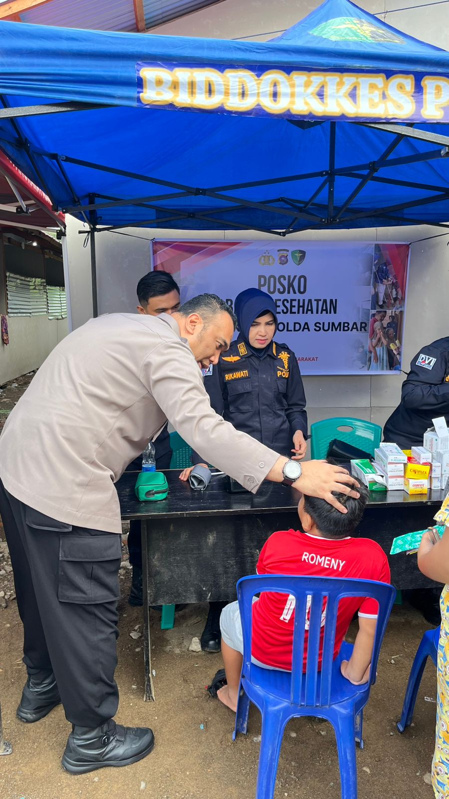 Tim Medis Polda Sumbar Layani 116 Korban Banjir di Padang dengan Pengobatan Gratis