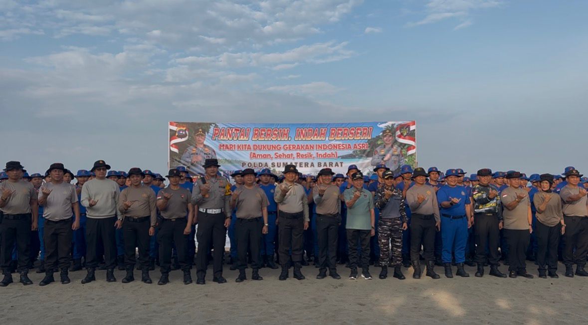 Sinergi Polri-TNI dan Pemda Bersihkan Pantai Padang, Wakapolda Sumbar: Kebersihan Adalah Tanggung Jawab Bersama