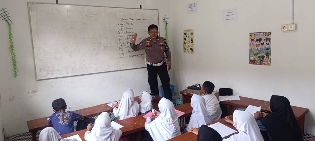 Bimbel english gratis oleh Sat lantas Polres Pariaman untuk anak Usia&nbsp;dini.