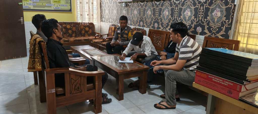 Bhabinkamtibmas dan Personil Reskrim Polsek Guguk Selesaikan Kasus Penganiayaan Secara&nbsp;Kekeluargaan