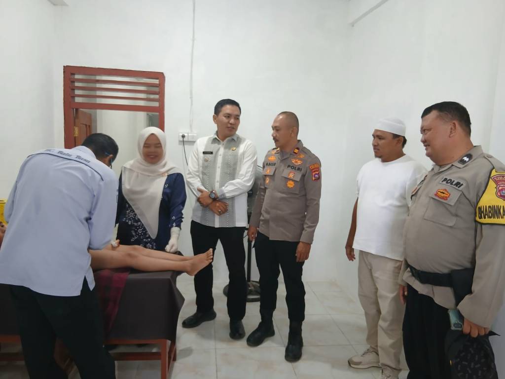 Kapolsek IV Koto Aur Malintang Hadiri dan Amankan Khitanan Massal Gratis di Pasar Aur&nbsp;Malintang.