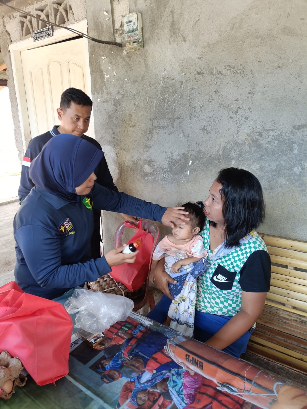 Polda Sumbar Terjunkan Tim Medis ke Lokasi Banjir, Berikan Layanan Kesehatan Gratis bagi Warga