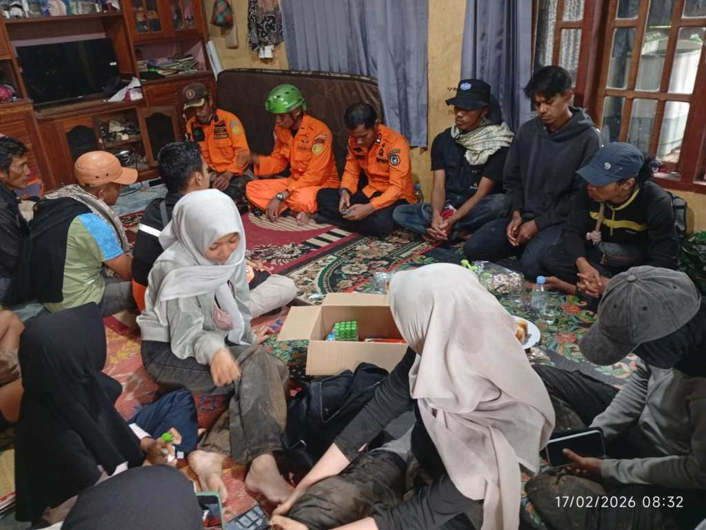 Bhabinkamtibmas Polsek Suliki Evakuasi 10 wisatawan terjebak arus Sungai Di Sarasah&nbsp;Barasok