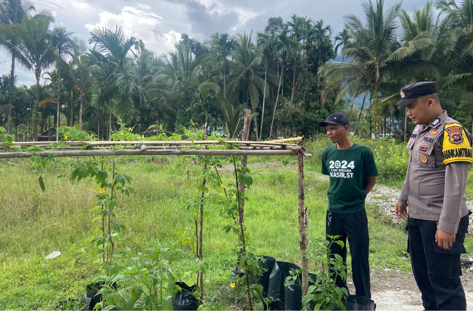 Dukung Asta Cita Presiden, Bhabinkamtibmas Polsek Lubuk Sikaping Ajak Warga Aie Manggih Selatan Manfaatkan Lahan Kosong