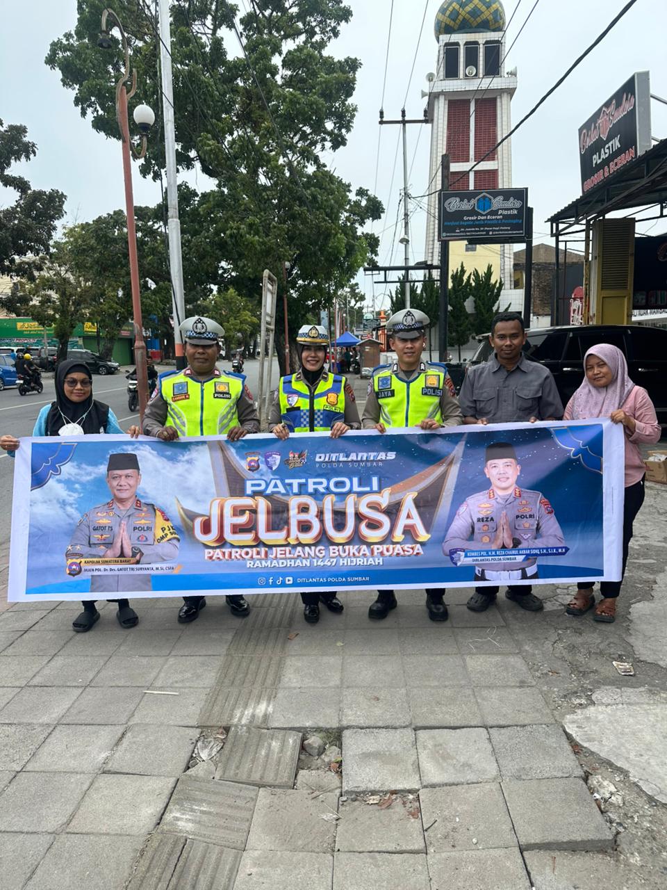 Ditlantas Polda Sumbar Intensifkan Patroli ‘Jelbusa’ dan ‘Mashur’ Selama Ramadan: Berbagi Takjil hingga Sahur
