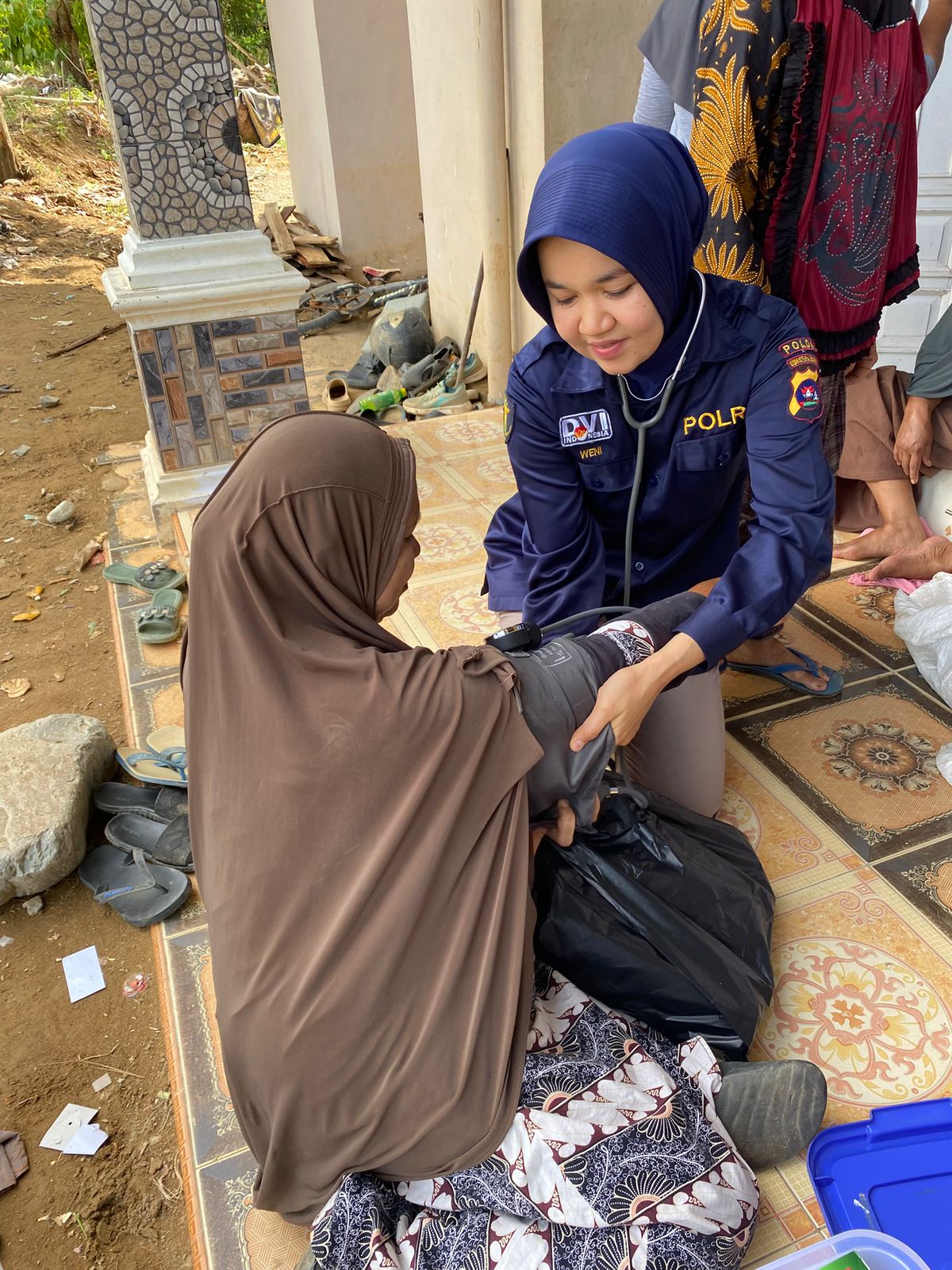 Tak Kenal Lelah, Dokkes Polda Sumbar Terus Sisir Posko Banjir Pastikan Kesehatan Warga Terjamin