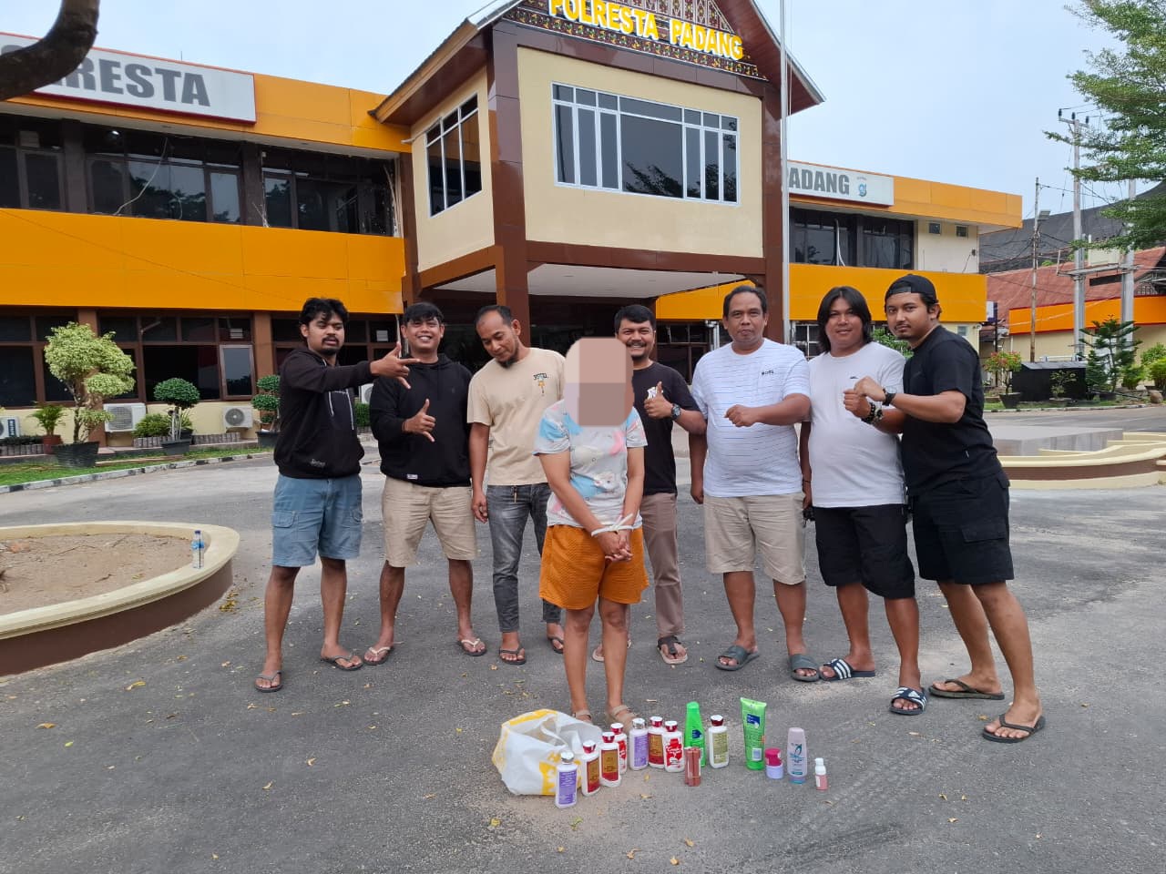 Diduga Curi Produk Kecantikan di Minimarket, Seorang Perempuan Ringkus Tim 1 Klewang Polresta Padang