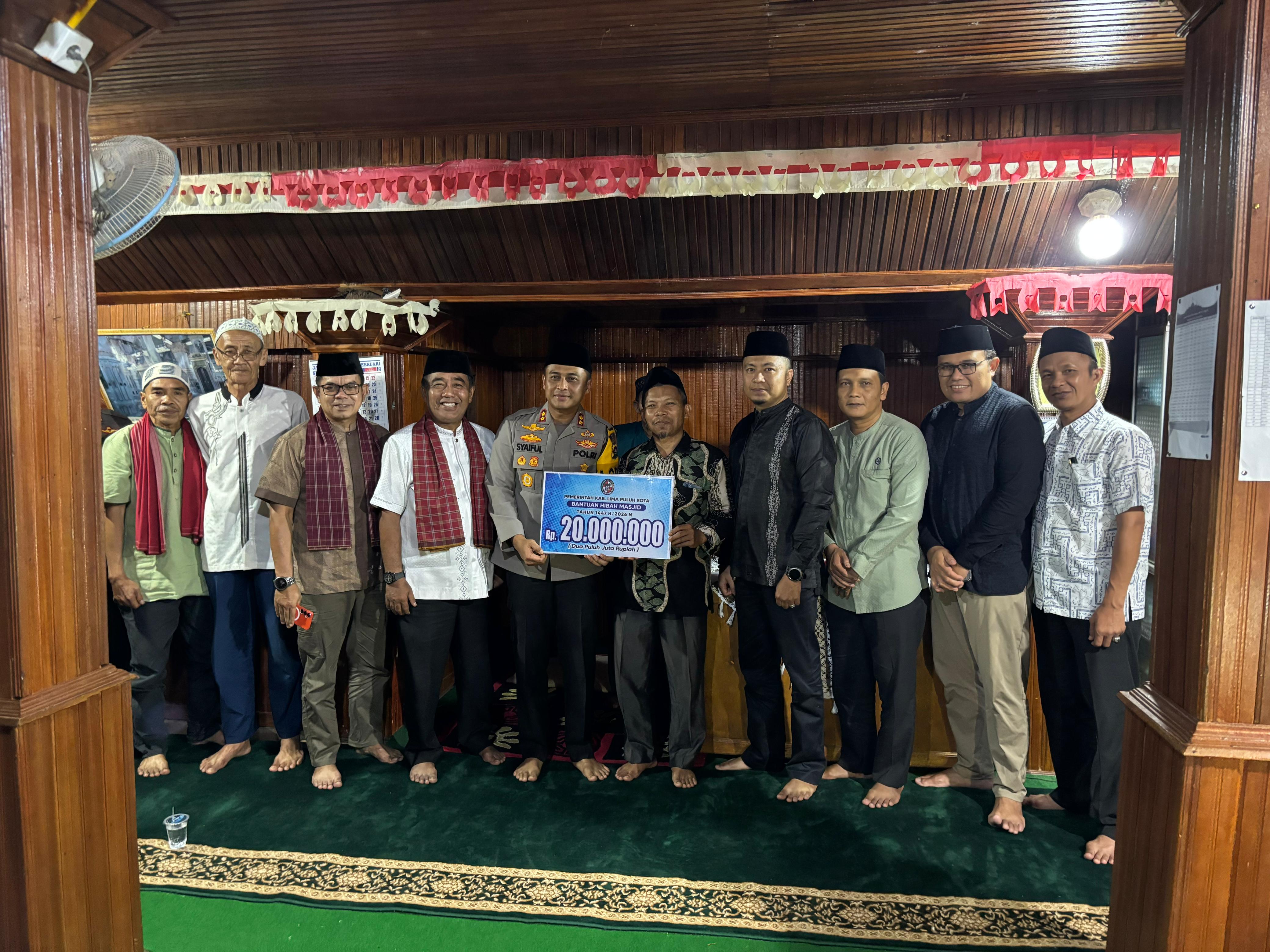 Polda Sumbar Gelar Buka Bersama dan Salurkan 60 Paket Sembako Di Huntara Gunung Omeh